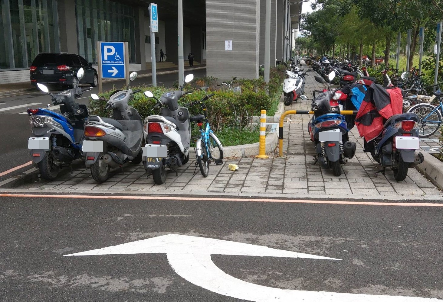 問路也要收錢！店家貼告示「問路費1次39塊」態度超狂　細看收費理由「被嗆準備倒店」兩派網友戰翻