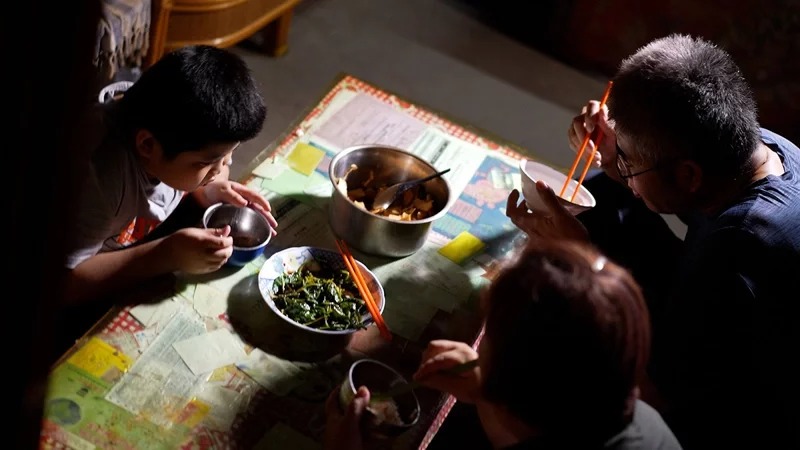 家住漏水破房！8歲兒深山砍竹「日賺1百元」料理家務樣樣行　母不捨「一出生就跟著吃苦」他曝心中最大心願