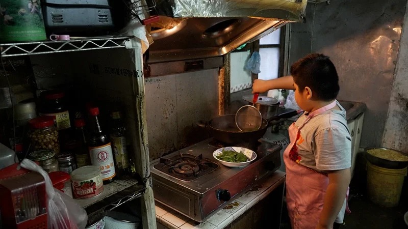 家住漏水破房！8歲兒深山砍竹「日賺1百元」料理家務樣樣行　母不捨「一出生就跟著吃苦」他曝心中最大心願