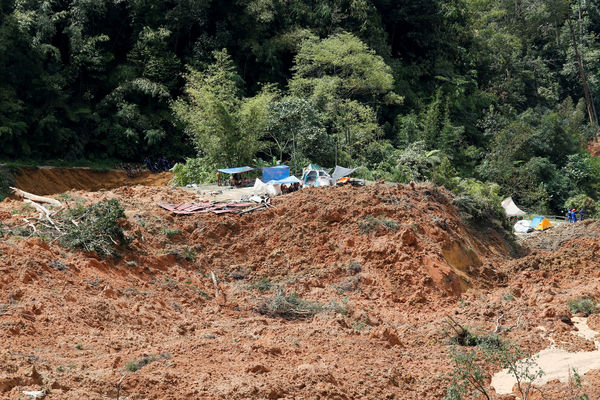 露營地山崩24死！救難隊哽咽「母女泥中緊緊相擁」過世　全家剩兒子獨活「一個決定讓他逃死劫」
