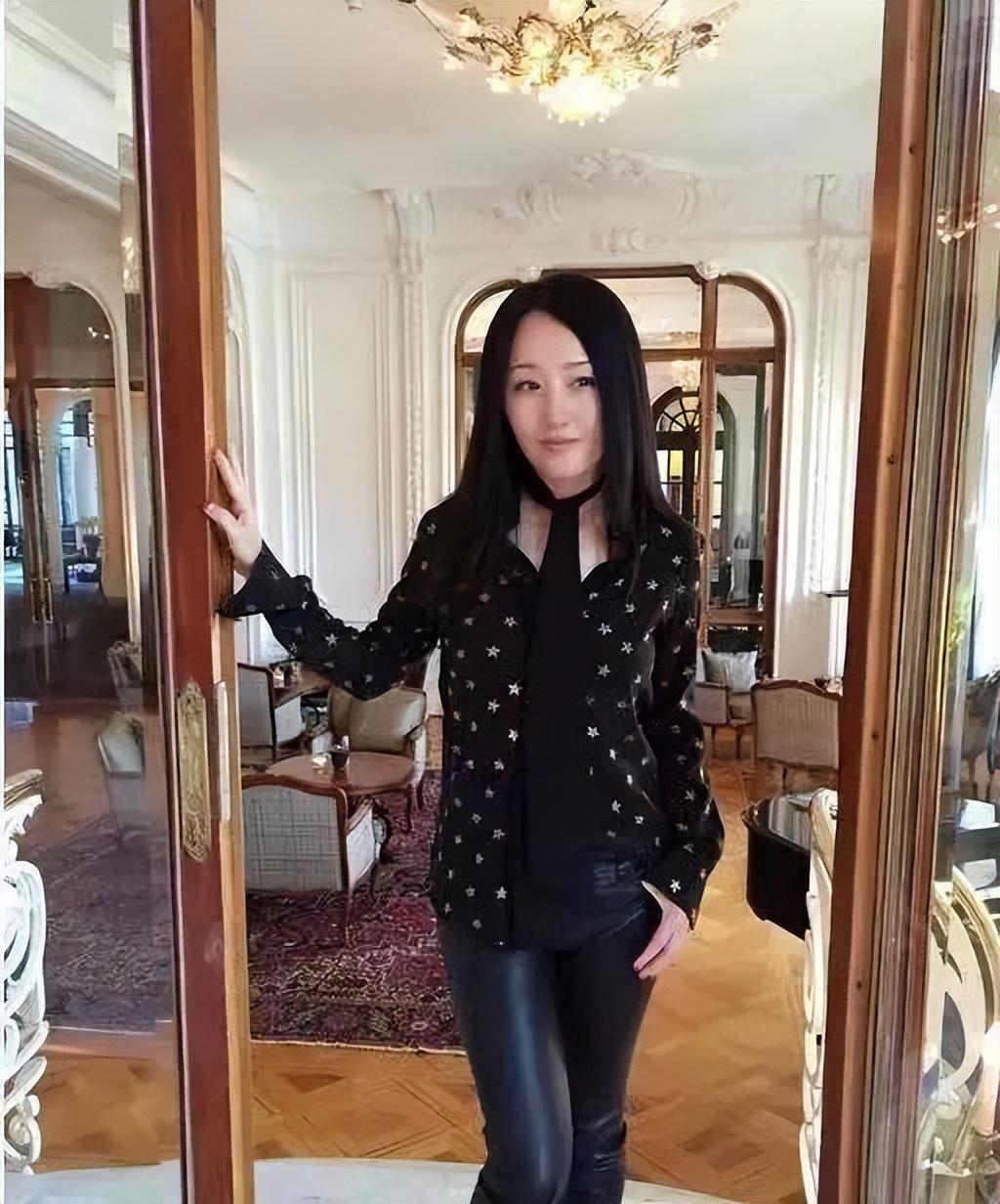 逆境重生！她是「玉女掌門人」紅極一時　今51歲「落魄到工地賣唱」網友：不可憐「豪宅頂樓有花園」