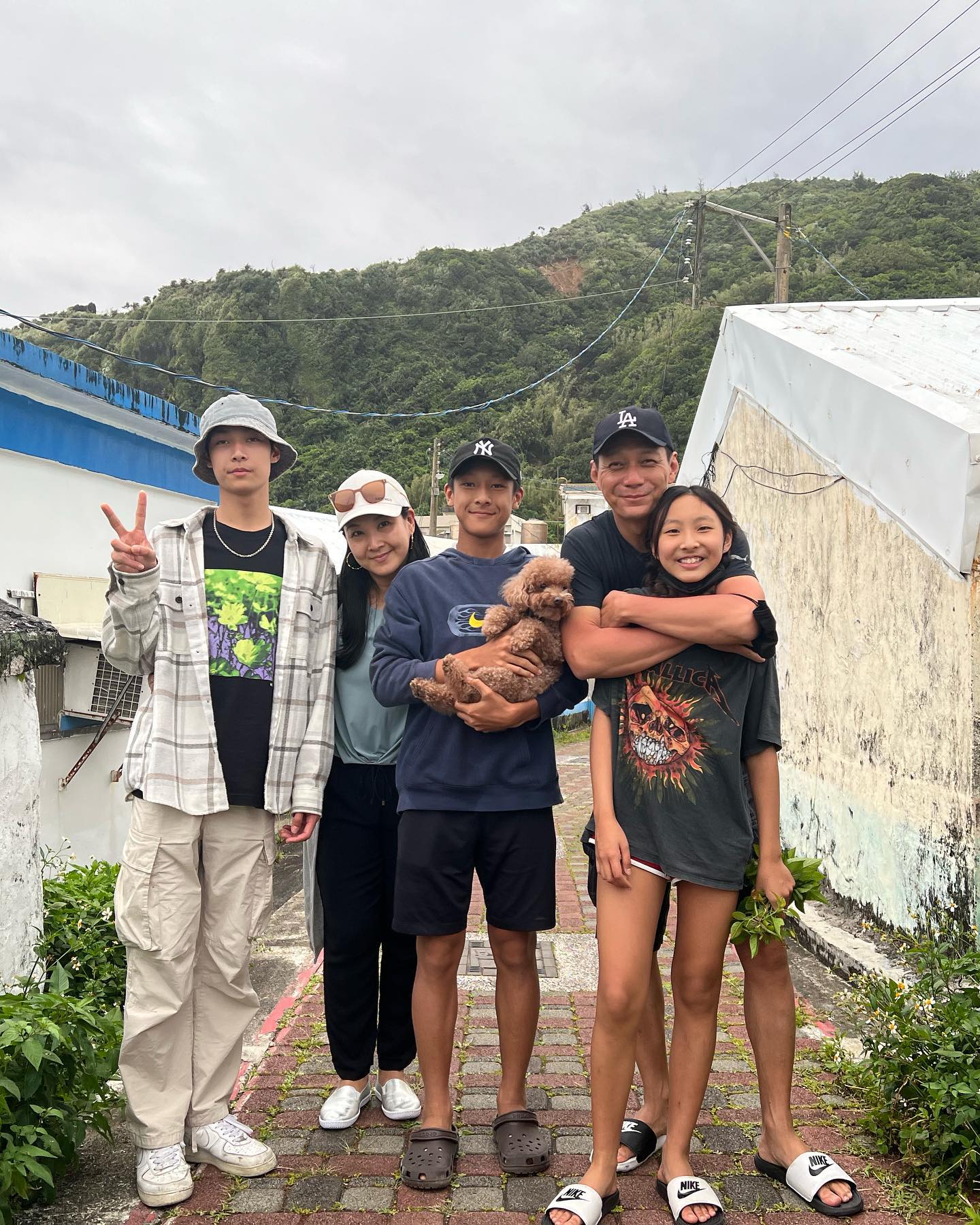 聶雲全家福曝光！「三兒女現身」高顏值驚豔全場　放手兩兒「拿壓歲錢玩股票」最後獲利超驚人