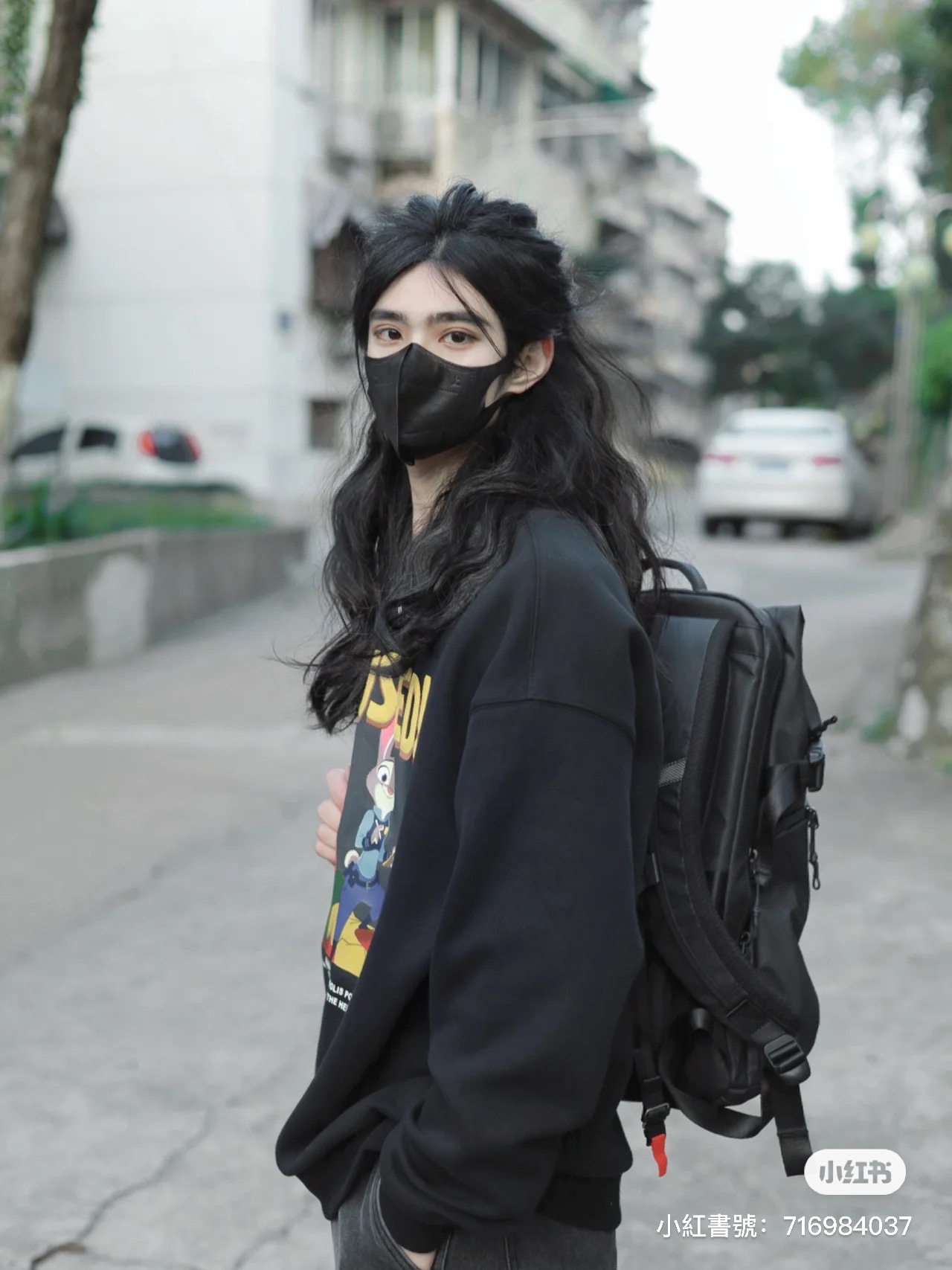 宛如古裝男主角!路邊口罩男子「長捲髮飄逸」神秘感爆發 露出側臉「絕美雕像般線條」超犯規❤️