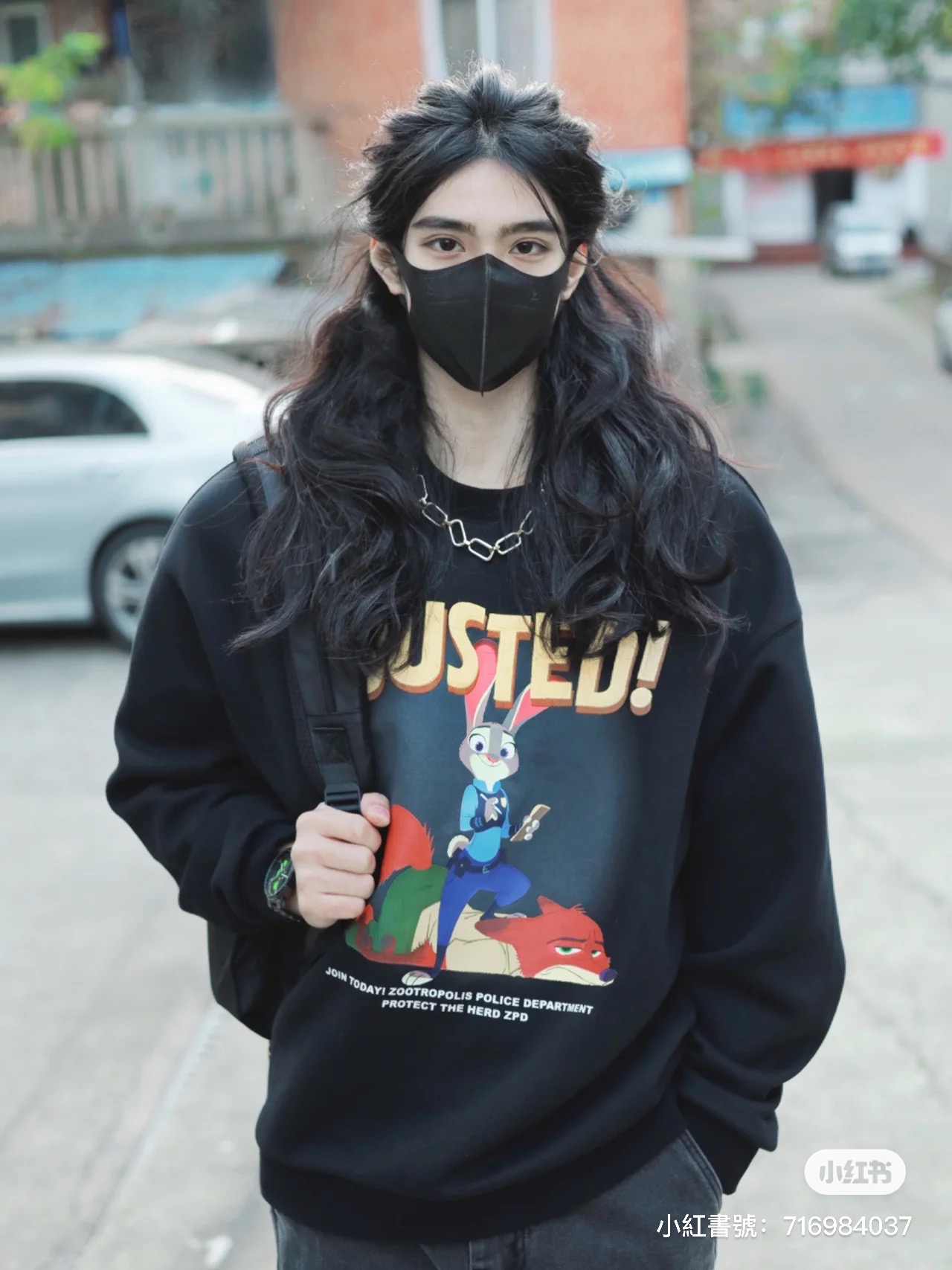 宛如古裝男主角!路邊口罩男子「長捲髮飄逸」神秘感爆發 露出側臉「絕美雕像般線條」超犯規❤️