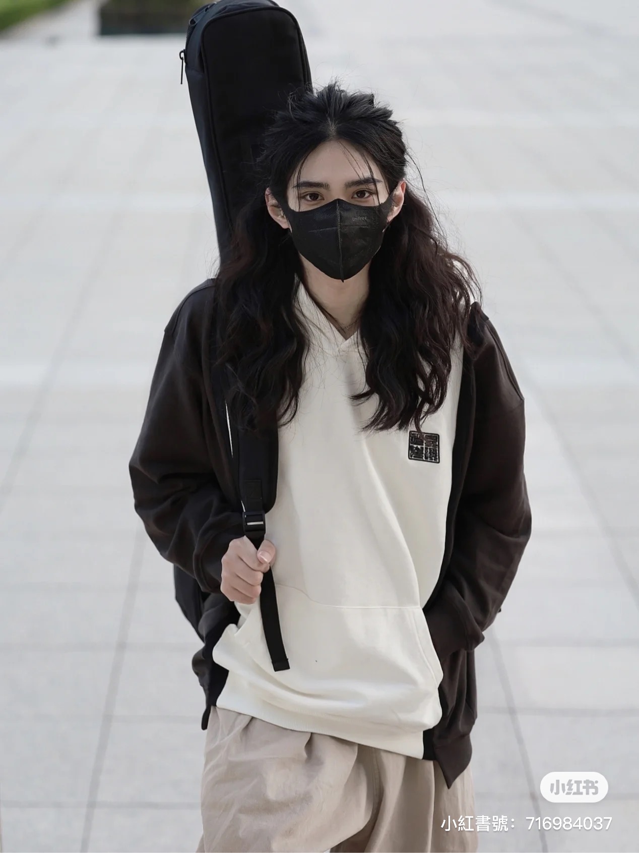 宛如古裝男主角!路邊口罩男子「長捲髮飄逸」神秘感爆發 露出側臉「絕美雕像般線條」超犯規❤️