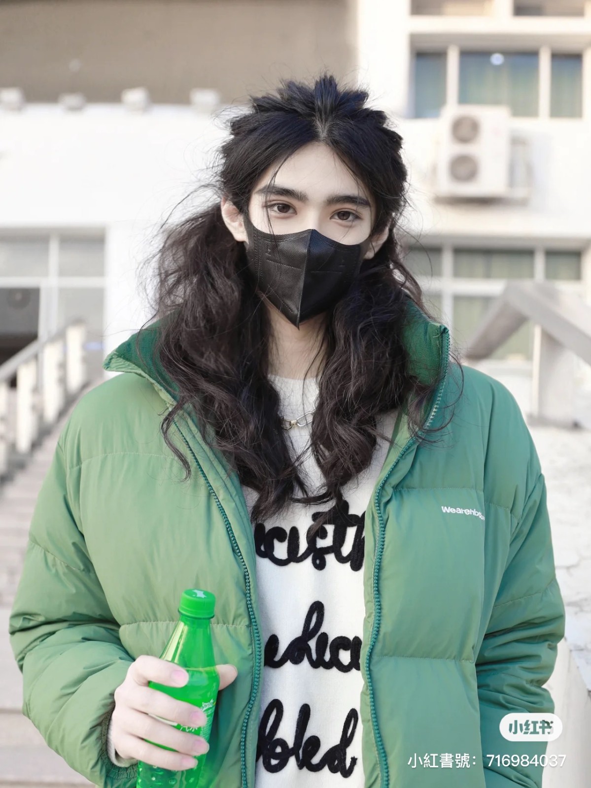 宛如古裝男主角!路邊口罩男子「長捲髮飄逸」神秘感爆發 露出側臉「絕美雕像般線條」超犯規❤️