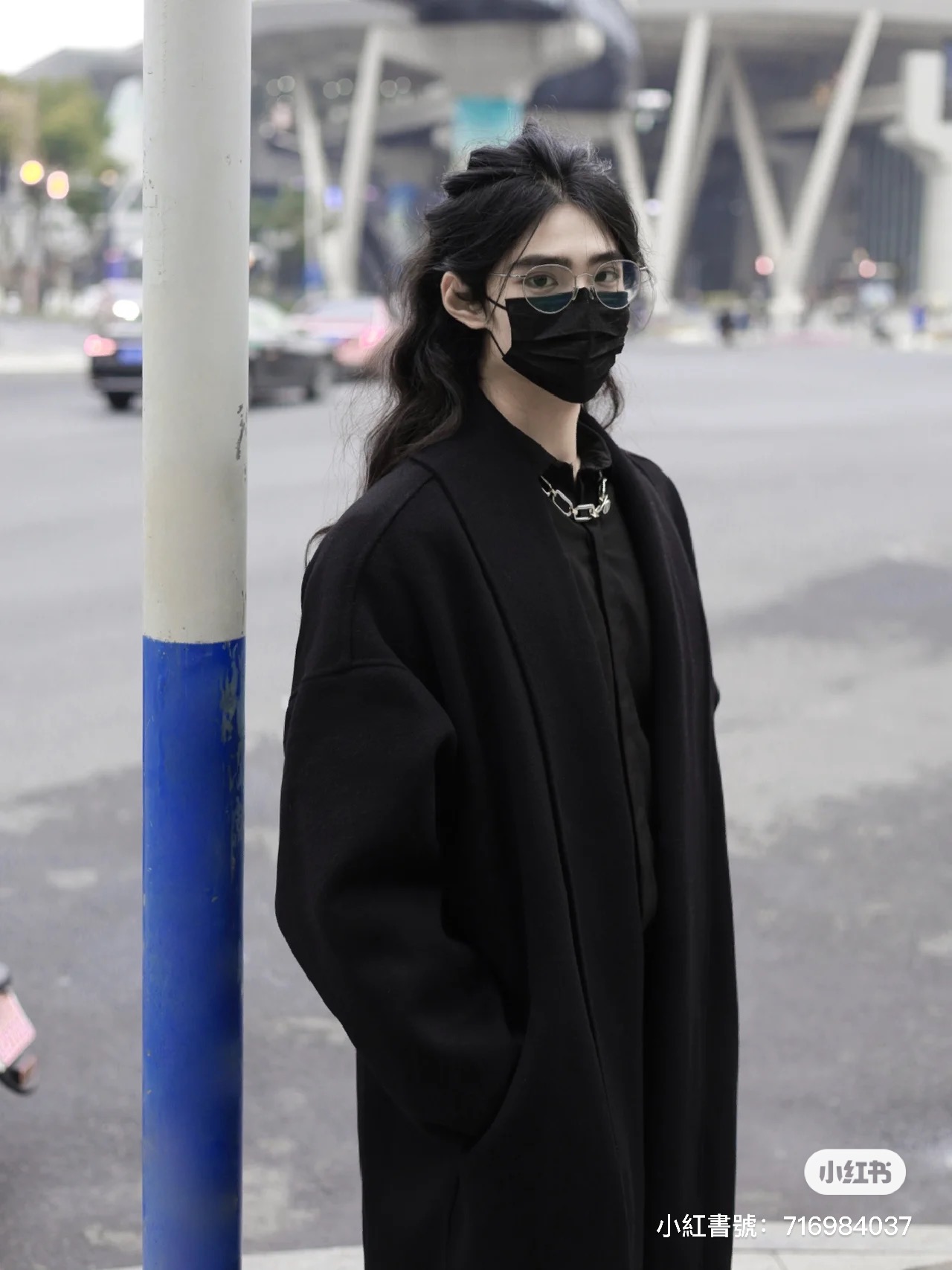 宛如古裝男主角!路邊口罩男子「長捲髮飄逸」神秘感爆發 露出側臉「絕美雕像般線條」超犯規❤️