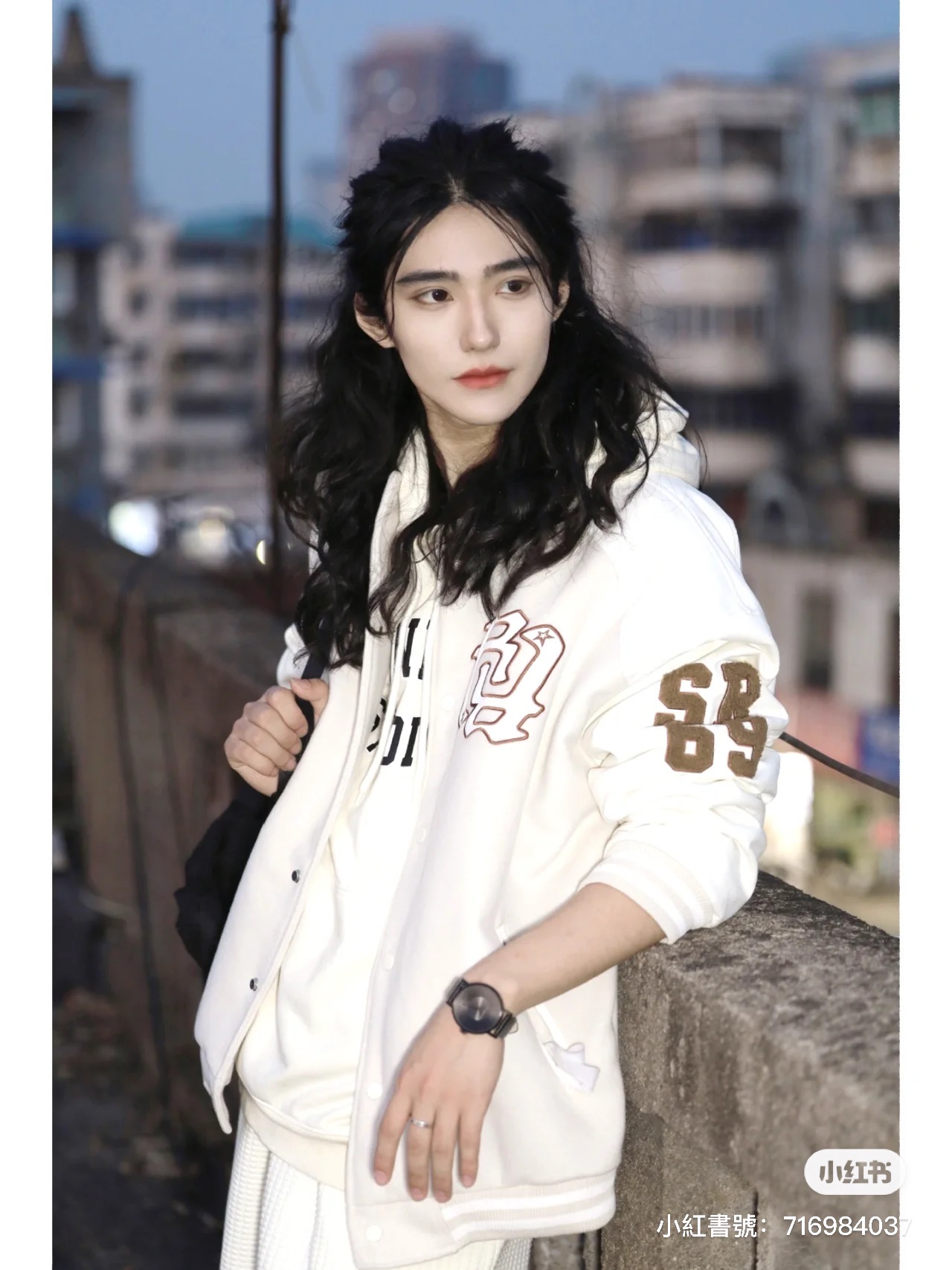 宛如古裝男主角!路邊口罩男子「長捲髮飄逸」神秘感爆發 露出側臉「絕美雕像般線條」超犯規❤️