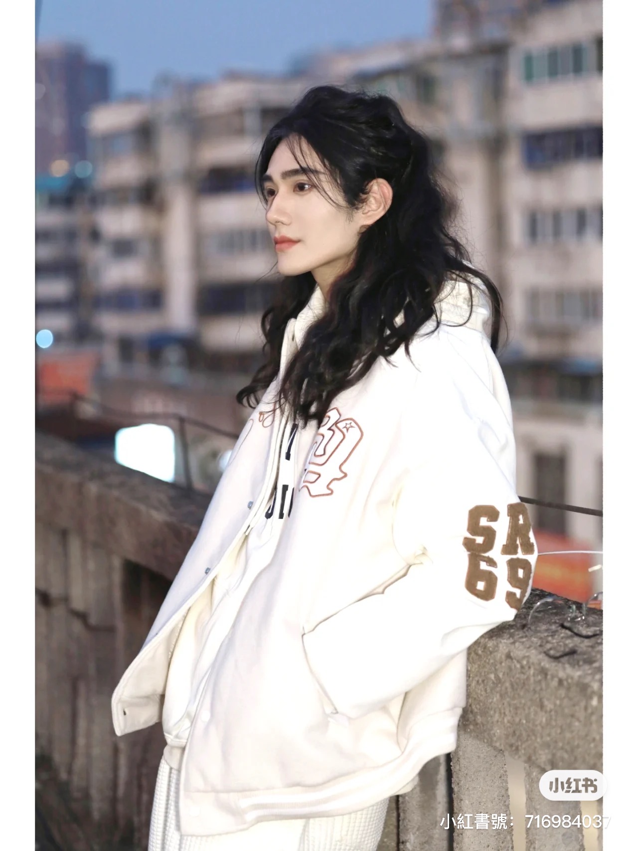 宛如古裝男主角!路邊口罩男子「長捲髮飄逸」神秘感爆發 露出側臉「絕美雕像般線條」超犯規❤️