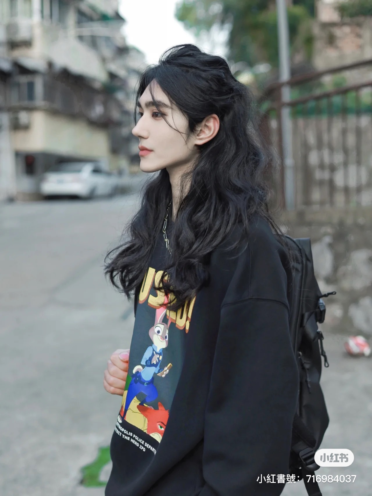 宛如古裝男主角!路邊口罩男子「長捲髮飄逸」神秘感爆發 露出側臉「絕美雕像般線條」超犯規❤️