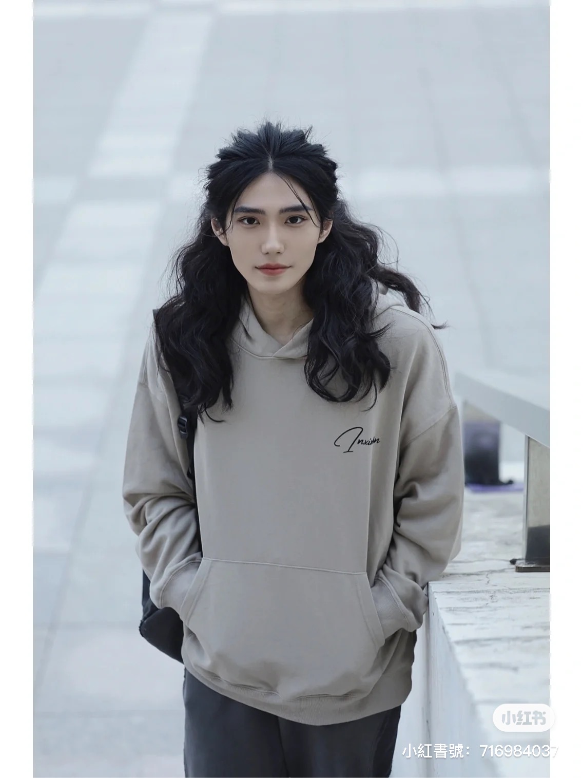 宛如古裝男主角!路邊口罩男子「長捲髮飄逸」神秘感爆發 露出側臉「絕美雕像般線條」超犯規❤️