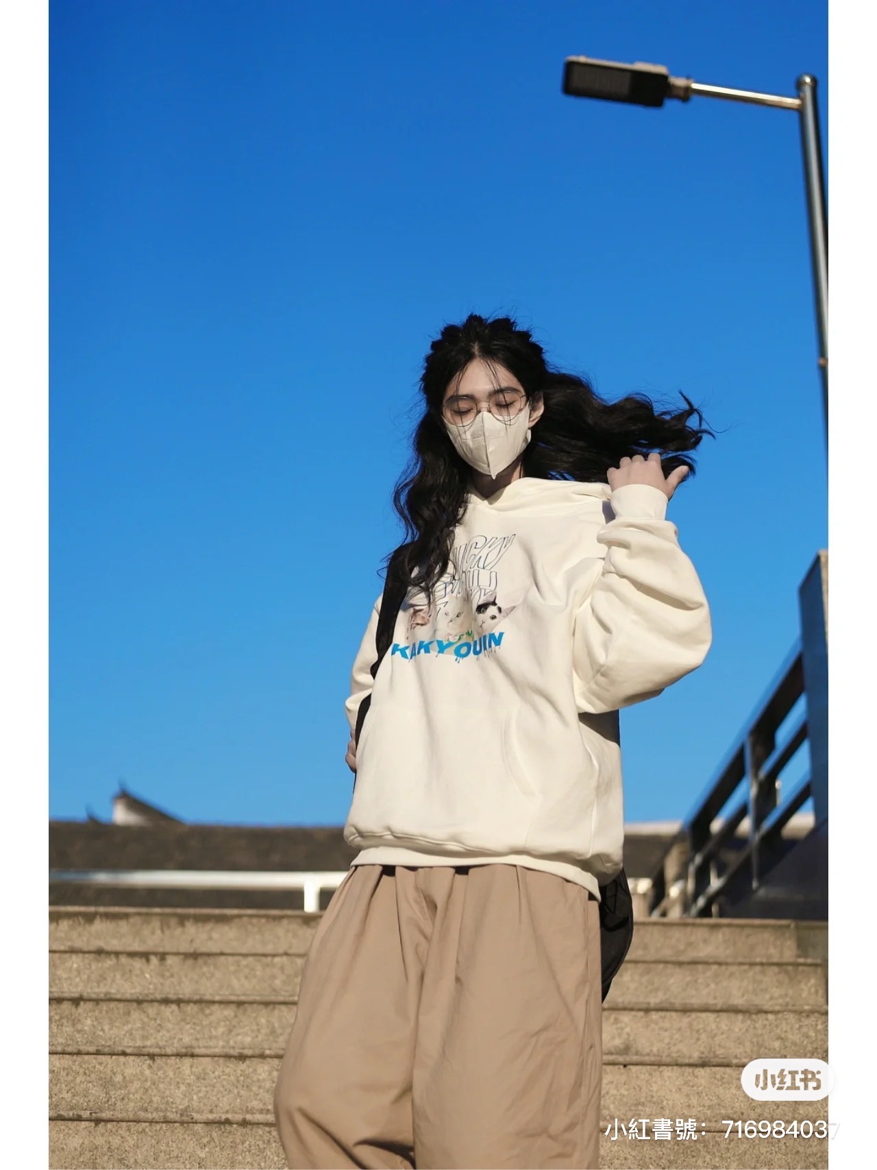 宛如古裝男主角!路邊口罩男子「長捲髮飄逸」神秘感爆發 露出側臉「絕美雕像般線條」超犯規❤️