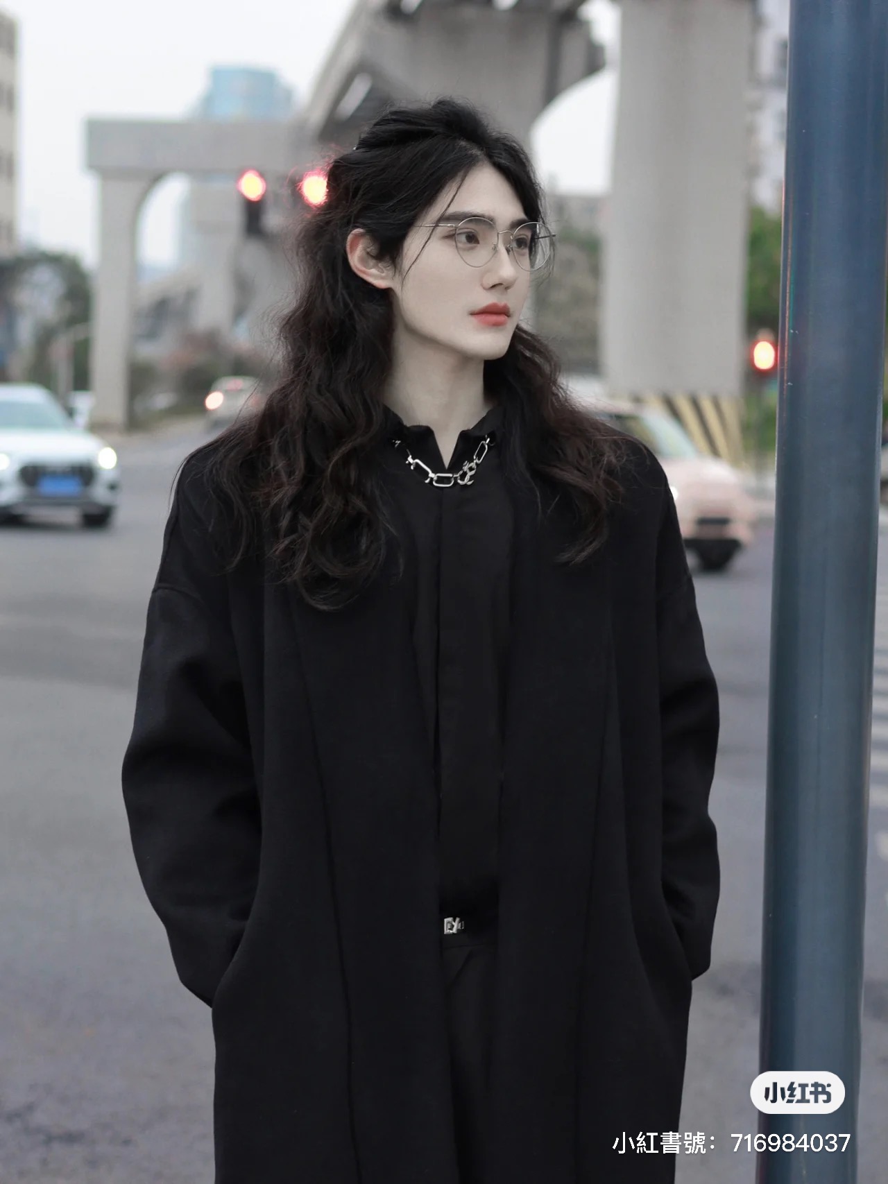 宛如古裝男主角!路邊口罩男子「長捲髮飄逸」神秘感爆發 露出側臉「絕美雕像般線條」超犯規❤️