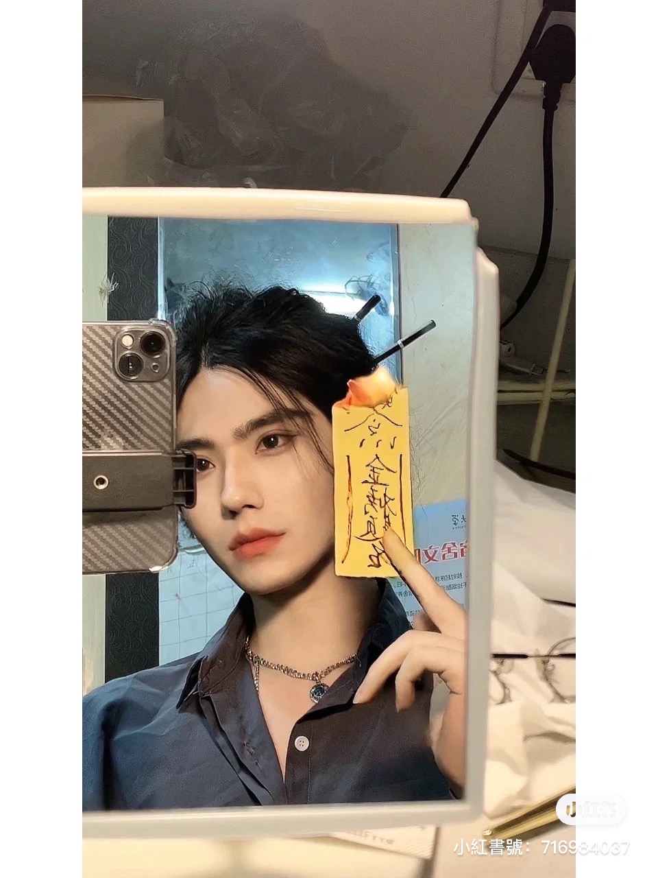 宛如古裝男主角!路邊口罩男子「長捲髮飄逸」神秘感爆發 露出側臉「絕美雕像般線條」超犯規❤️