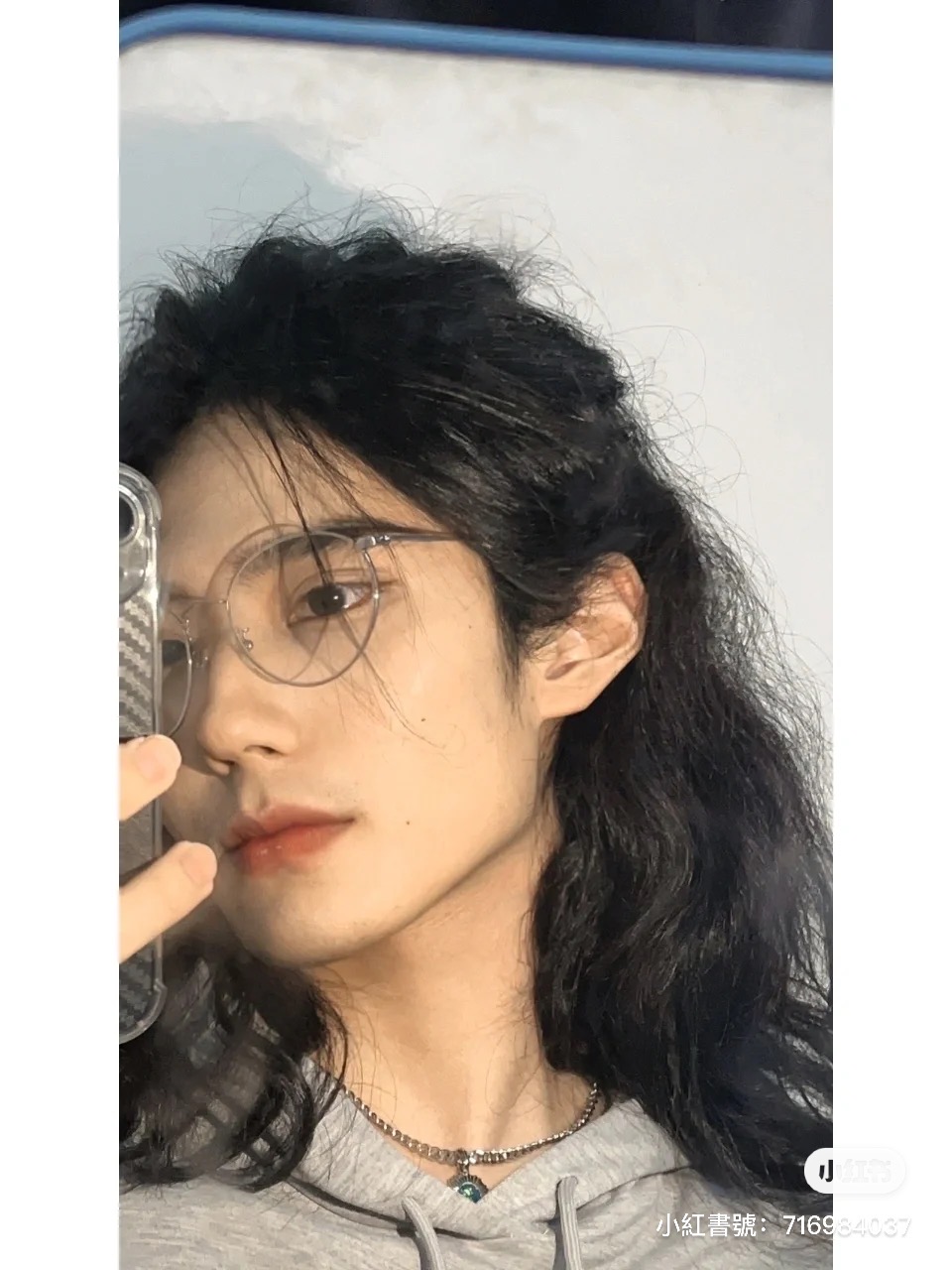 宛如古裝男主角!路邊口罩男子「長捲髮飄逸」神秘感爆發 露出側臉「絕美雕像般線條」超犯規❤️