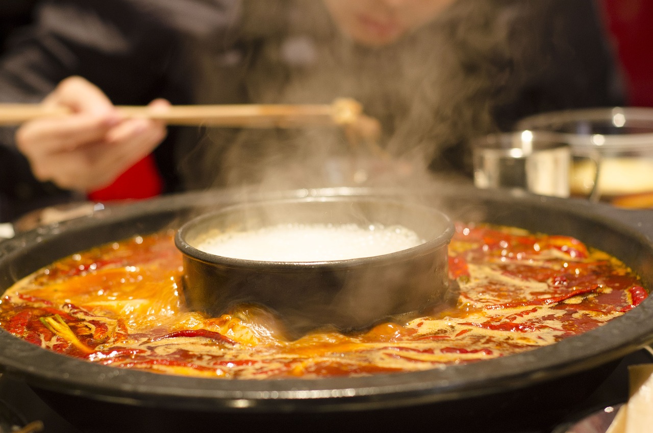 兒子火鍋店「拿叉子戳插座」電到倒地！媽氣炸怒飆店員：他才12歲懂什麼？