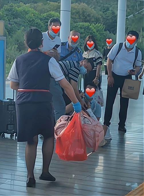 獨自帶寶寶坐高鐵！到站後卻發現「孩子一動不動」　新手爸崩潰癱地「結局全網揪心」