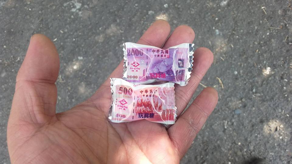 限定300元！他抽到「牛皮椅子交換禮物」本來超傻眼　一拆包裝「驚見超有梗內容物」全網嗨翻：超實用