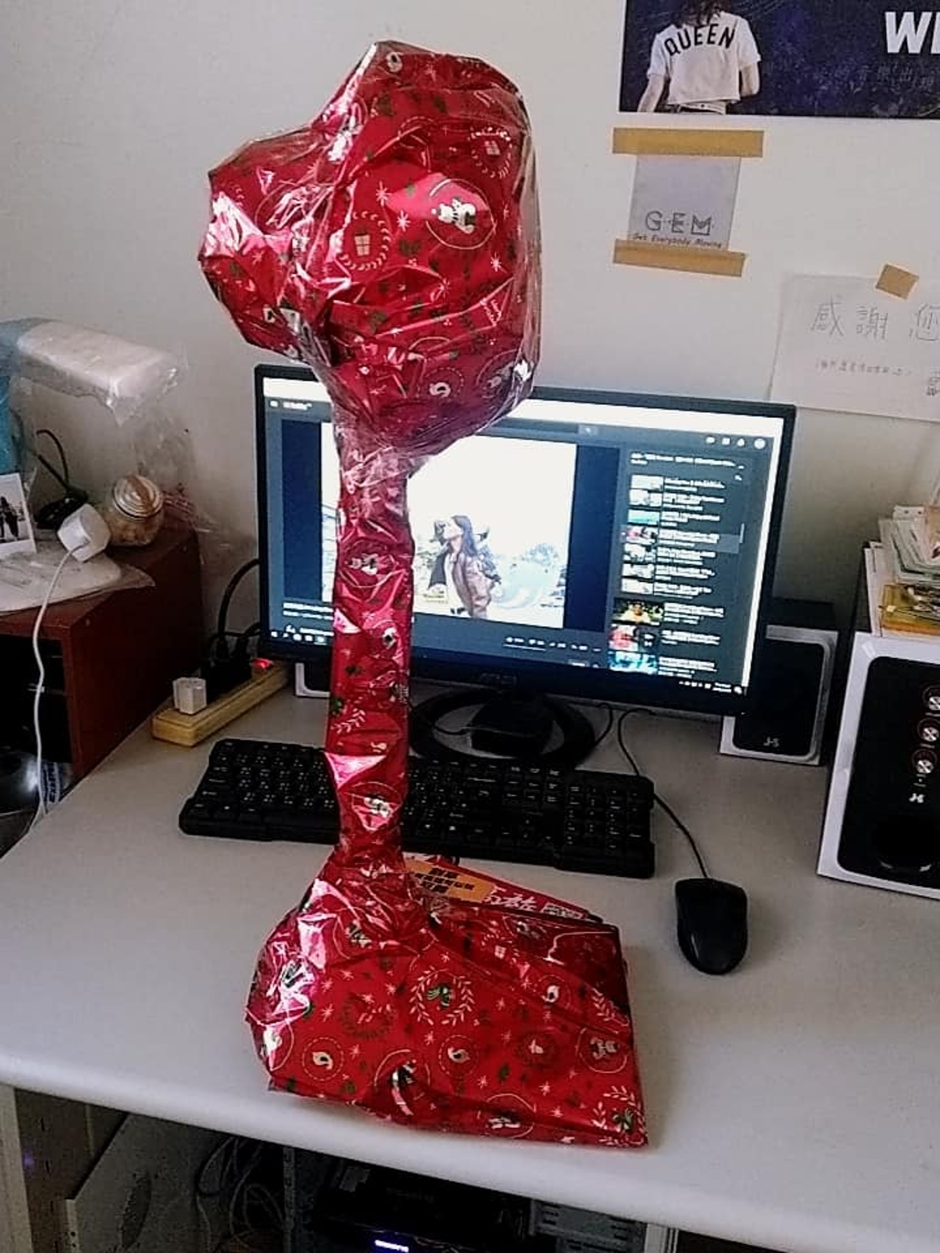 限定300元！他抽到「牛皮椅子交換禮物」本來超傻眼　一拆包裝「驚見超有梗內容物」全網嗨翻：超實用