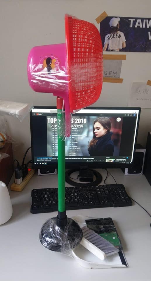 限定300元！他抽到「牛皮椅子交換禮物」本來超傻眼　一拆包裝「驚見超有梗內容物」全網嗨翻：超實用