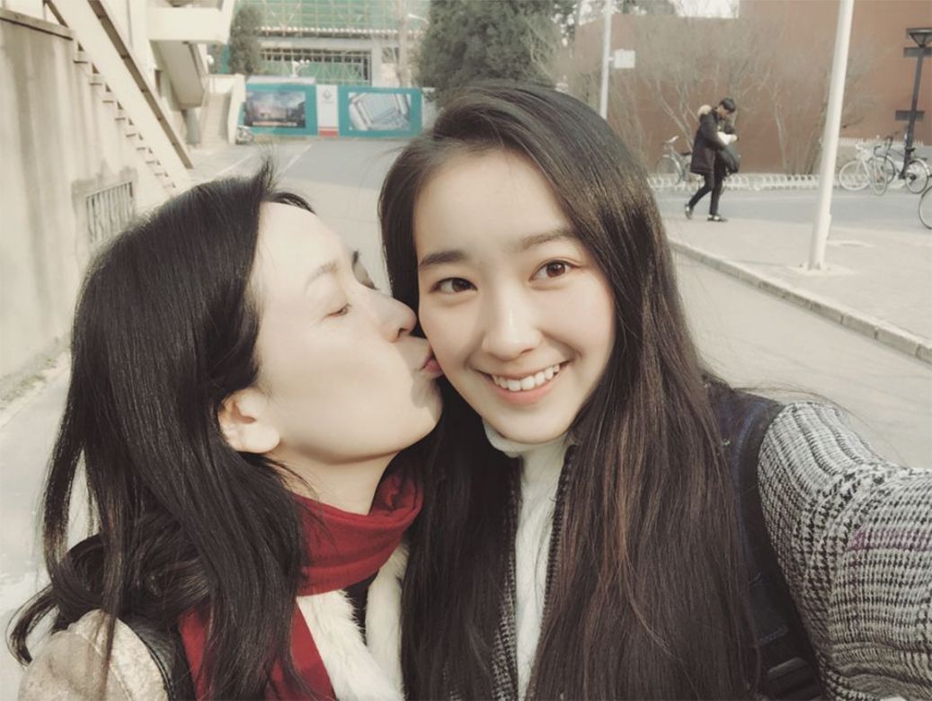 美到飄仙氣！「最美星二代」頂尖大學畢業：最感謝媽媽　曬「母女合照」高顏值網狂讚：明年選港姐