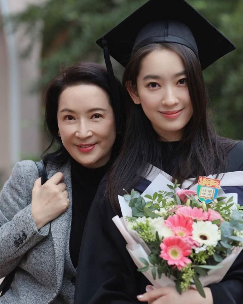 美到飄仙氣！「最美星二代」頂尖大學畢業：最感謝媽媽　曬「母女合照」高顏值網狂讚：明年選港姐