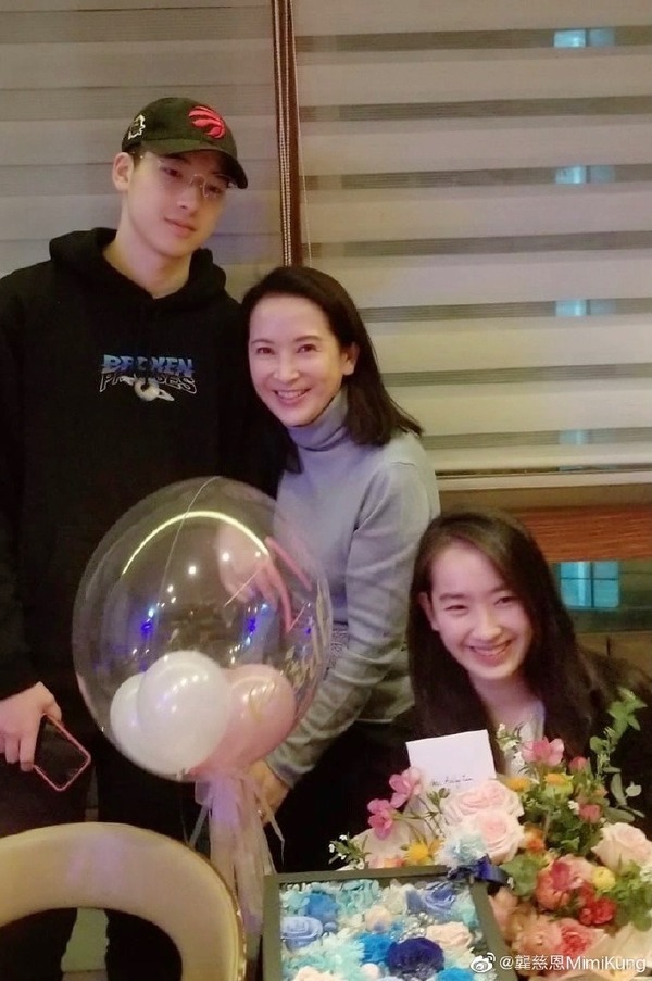 美到飄仙氣！「最美星二代」頂尖大學畢業：最感謝媽媽　曬「母女合照」高顏值網狂讚：明年選港姐