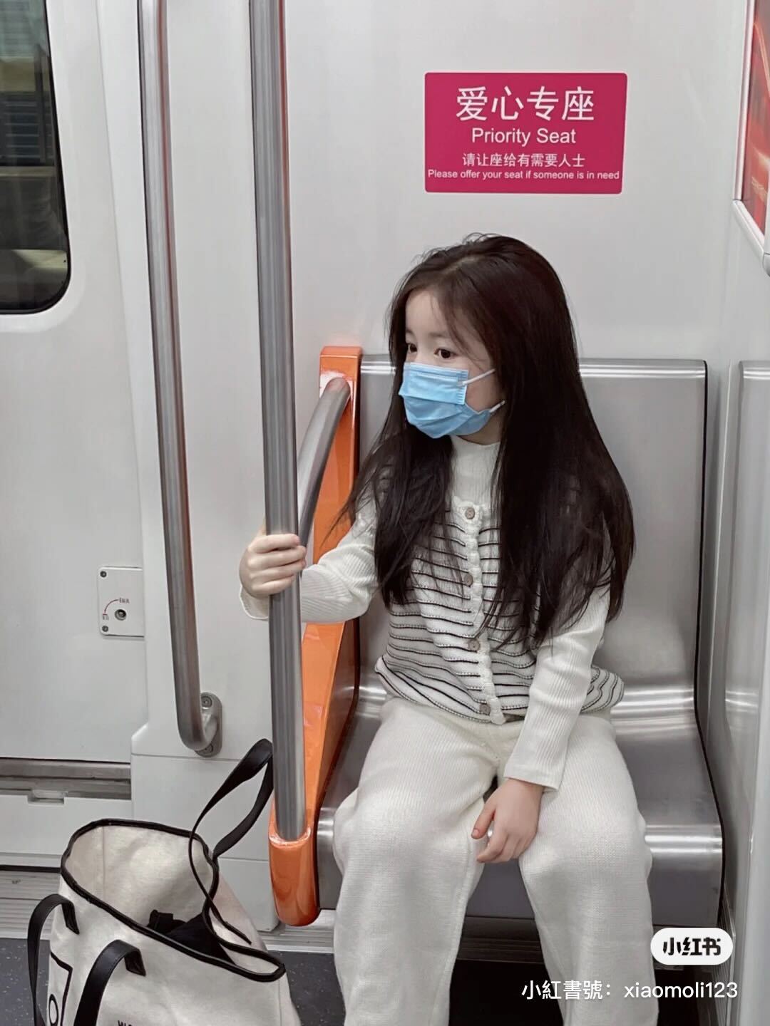 長大肯定不得了！地鐵車廂內「口罩空靈小萌妹」爆紅全網　拿掉口罩「白皙漂亮臉蛋」不出道太可惜❤️