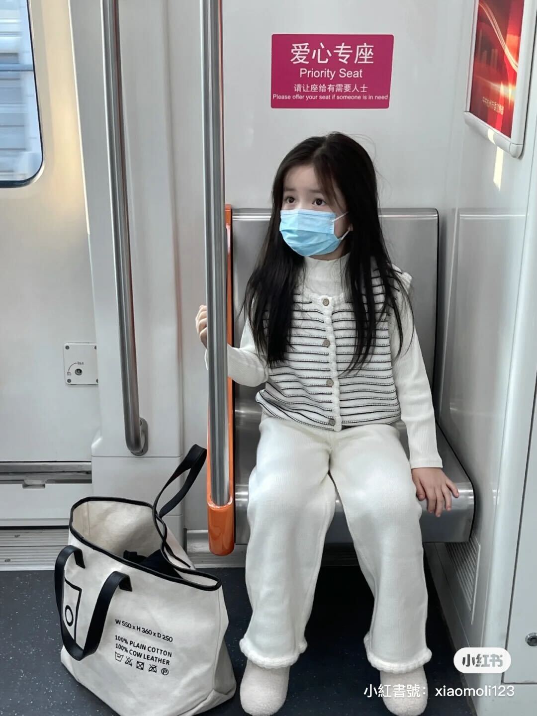 長大肯定不得了！地鐵車廂內「口罩空靈小萌妹」爆紅全網　拿掉口罩「白皙漂亮臉蛋」不出道太可惜❤️