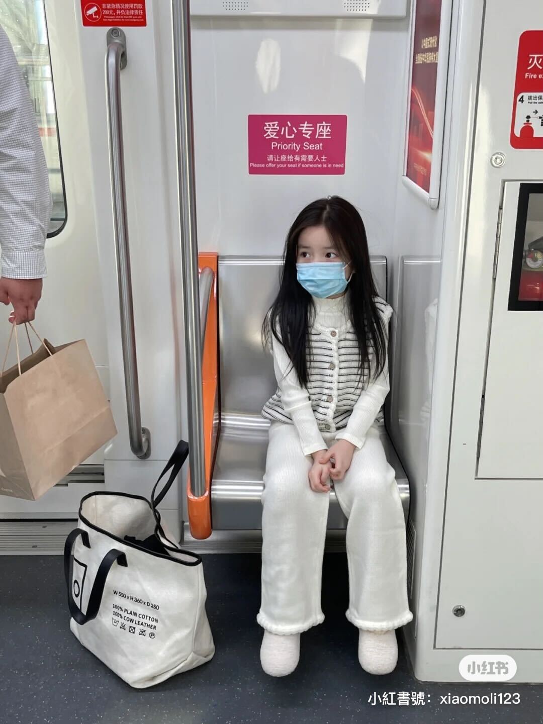 長大肯定不得了！地鐵車廂內「口罩空靈小萌妹」爆紅全網　拿掉口罩「白皙漂亮臉蛋」不出道太可惜❤️