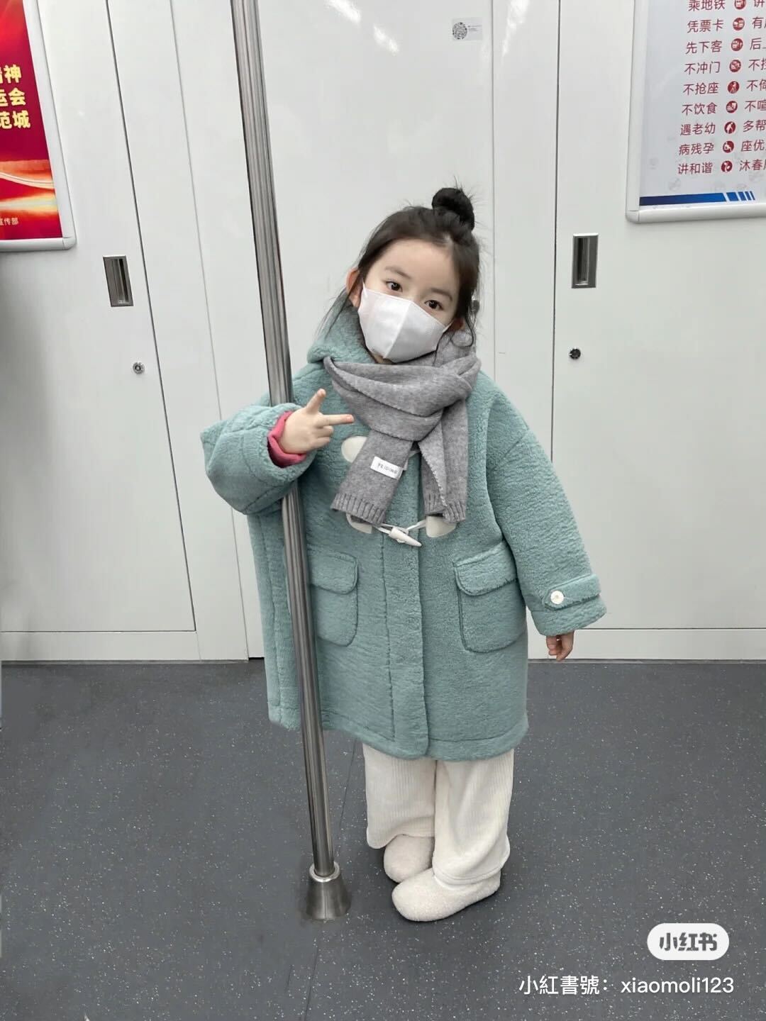 長大肯定不得了！地鐵車廂內「口罩空靈小萌妹」爆紅全網　拿掉口罩「白皙漂亮臉蛋」不出道太可惜❤️