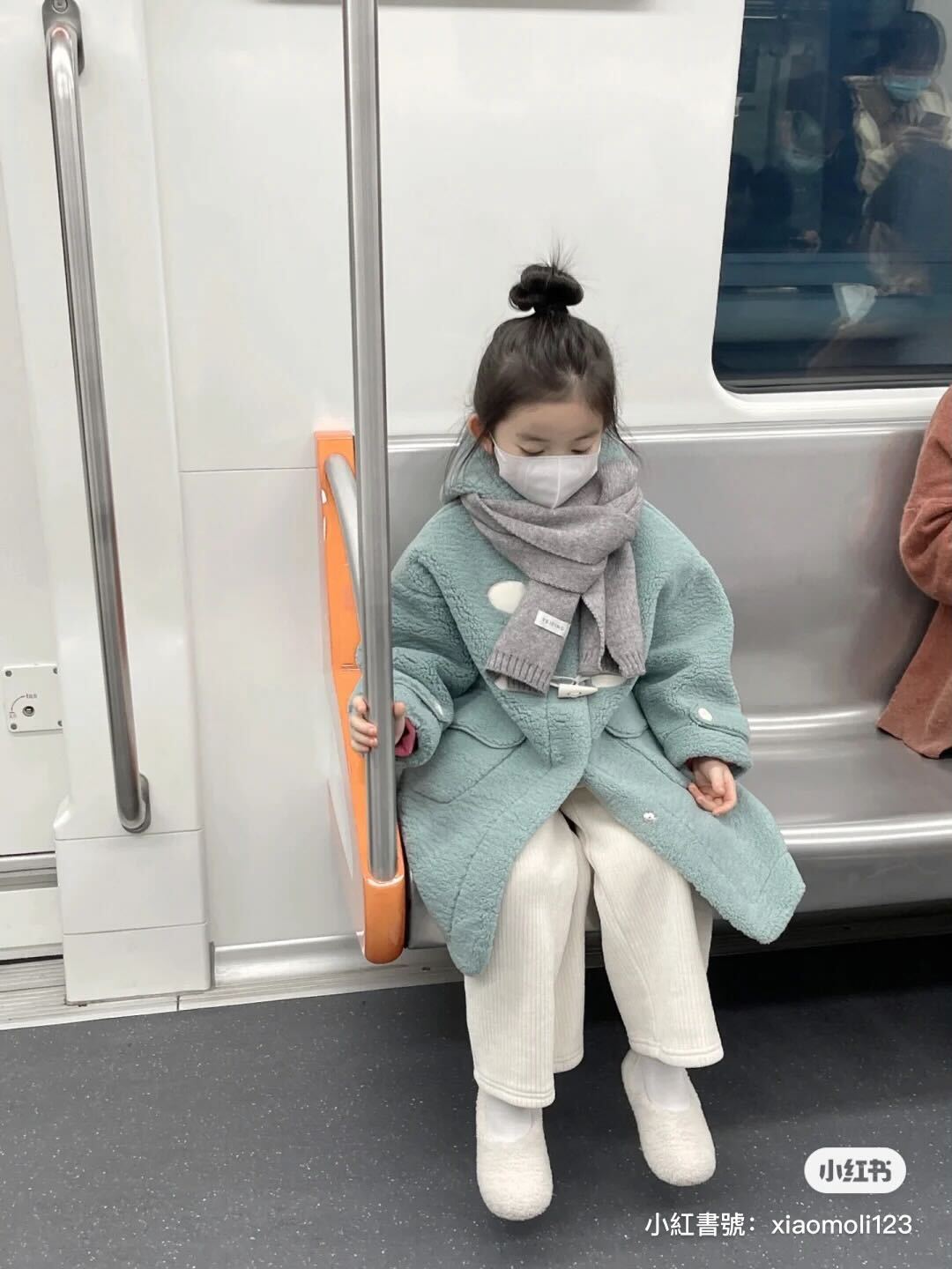 長大肯定不得了！地鐵車廂內「口罩空靈小萌妹」爆紅全網　拿掉口罩「白皙漂亮臉蛋」不出道太可惜❤️