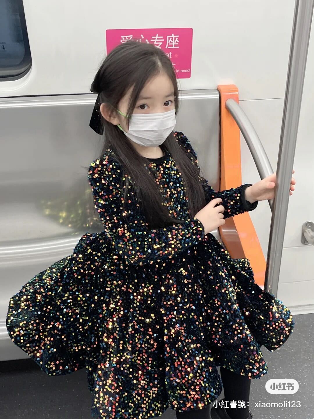 長大肯定不得了！地鐵車廂內「口罩空靈小萌妹」爆紅全網　拿掉口罩「白皙漂亮臉蛋」不出道太可惜❤️