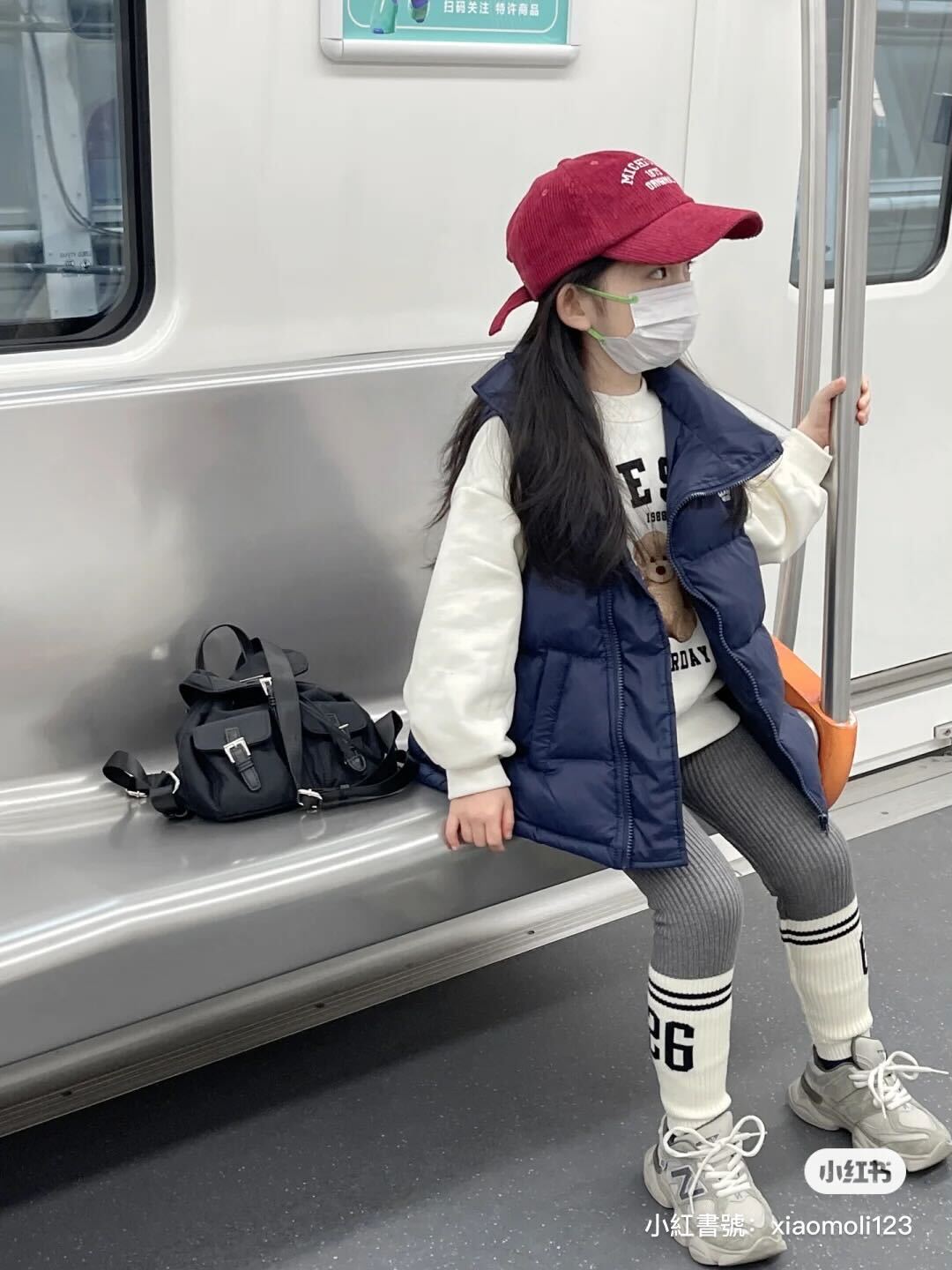 長大肯定不得了！地鐵車廂內「口罩空靈小萌妹」爆紅全網　拿掉口罩「白皙漂亮臉蛋」不出道太可惜❤️