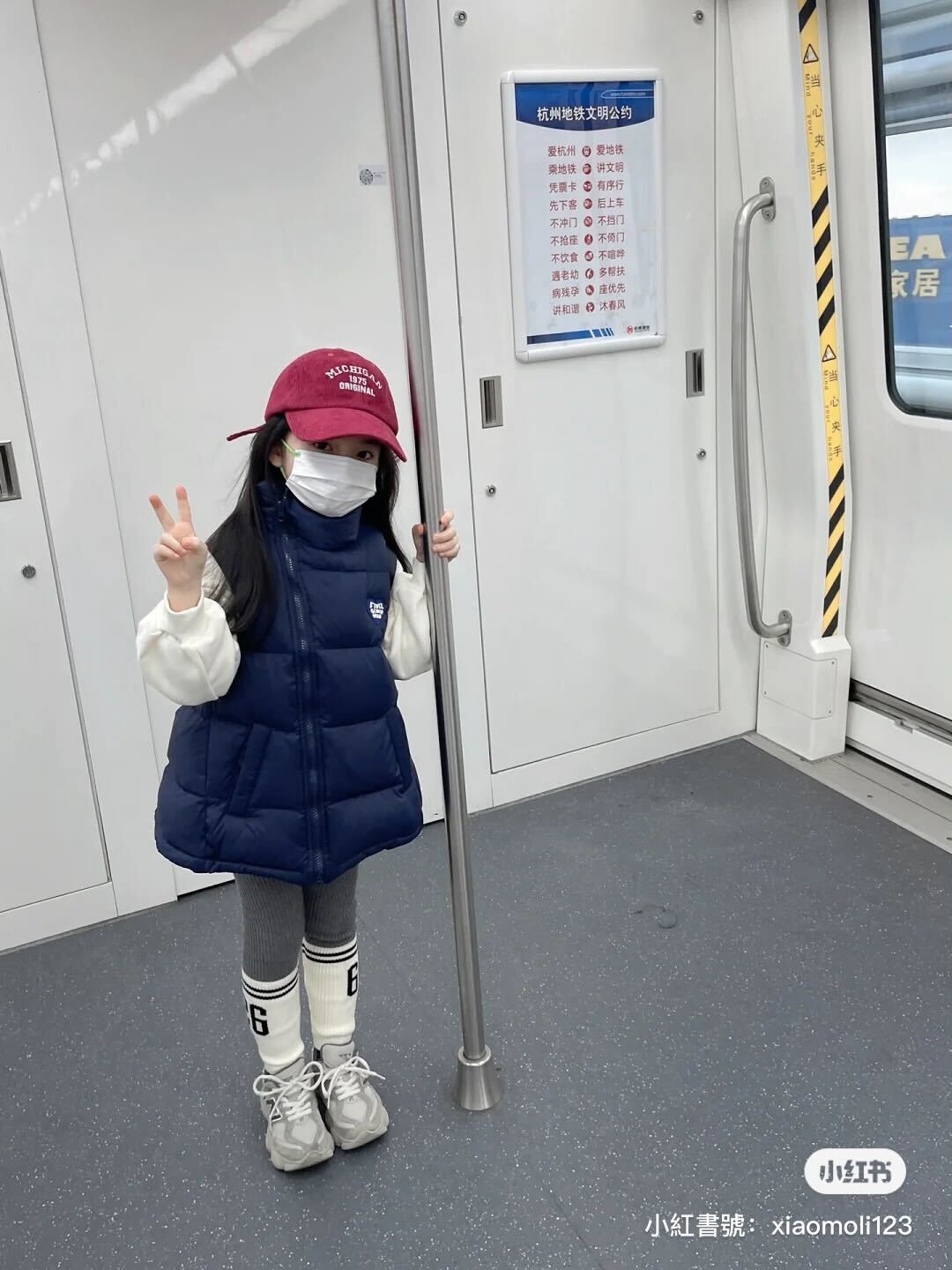 長大肯定不得了！地鐵車廂內「口罩空靈小萌妹」爆紅全網　拿掉口罩「白皙漂亮臉蛋」不出道太可惜❤️