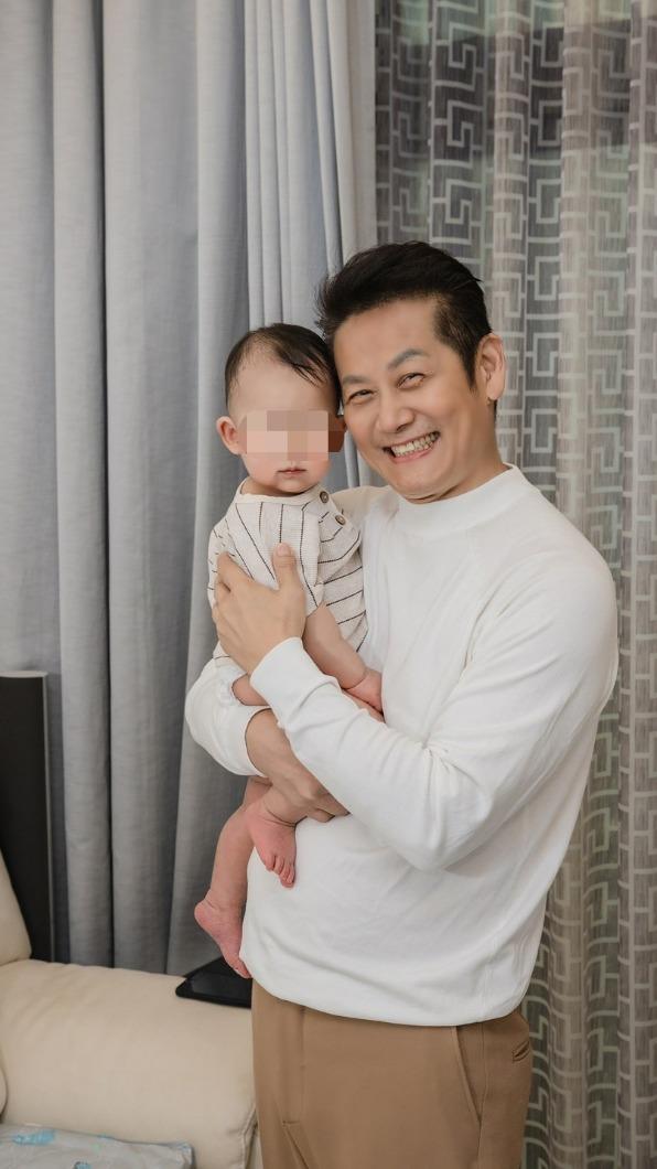 重溫當新手爸！徐乃麟自豪「1招秒哄愛孫」老婆大讚：功力一流　小名曝光「背後故事藏滿思念」