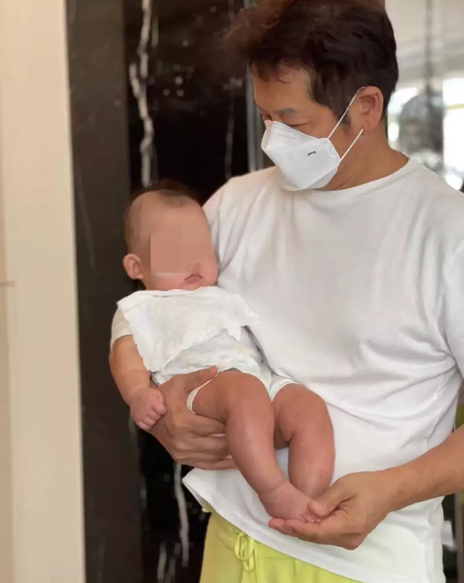 重溫當新手爸！徐乃麟自豪「1招秒哄愛孫」老婆大讚：功力一流　小名曝光「背後故事藏滿思念」