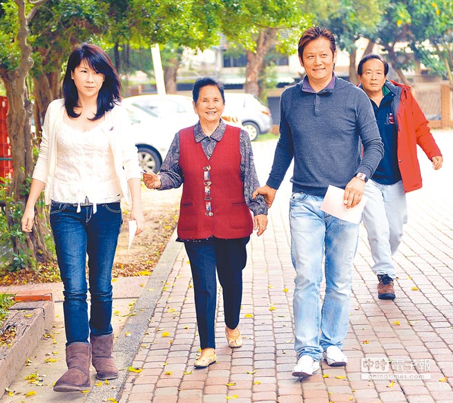 重溫當新手爸！徐乃麟自豪「1招秒哄愛孫」老婆大讚：功力一流　小名曝光「背後故事藏滿思念」