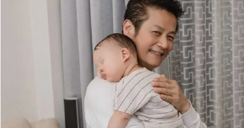 重溫當新手爸！徐乃麟自豪「1招秒哄愛孫」老婆大讚：功力一流　小名曝光「背後故事藏滿思念」