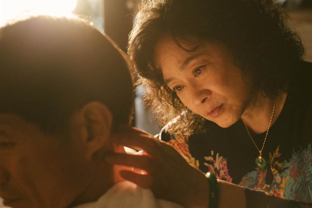不慎走光爆紅！金馬影后息影20年「變理髮廳阿姨」俗氣可愛　笑喊「不怕沒飯吃」粉絲認不出
