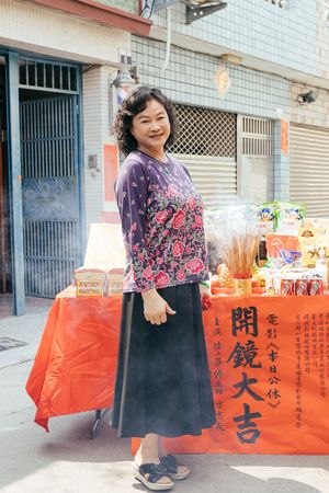 不慎走光爆紅！金馬影后息影20年「變理髮廳阿姨」俗氣可愛　笑喊「不怕沒飯吃」粉絲認不出
