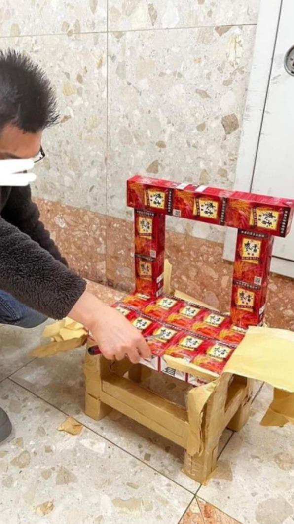 限定300元！他抽到「牛皮椅子交換禮物」本來超傻眼　一拆包裝「驚見超有梗內容物」全網嗨翻：超實用