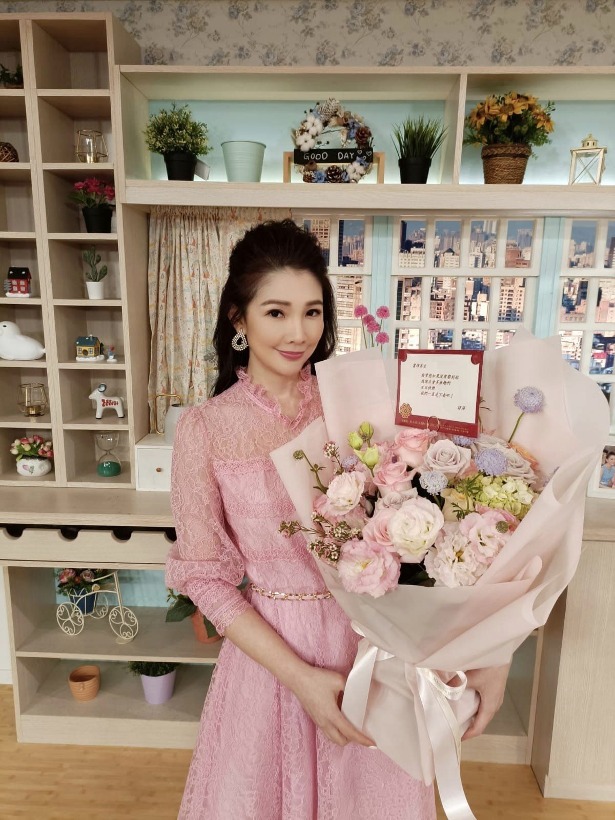 最美星二代！蔡詩萍公開示愛太座「罕曬全家福」　「17歲女兒意外搶鏡」私下才華洋溢