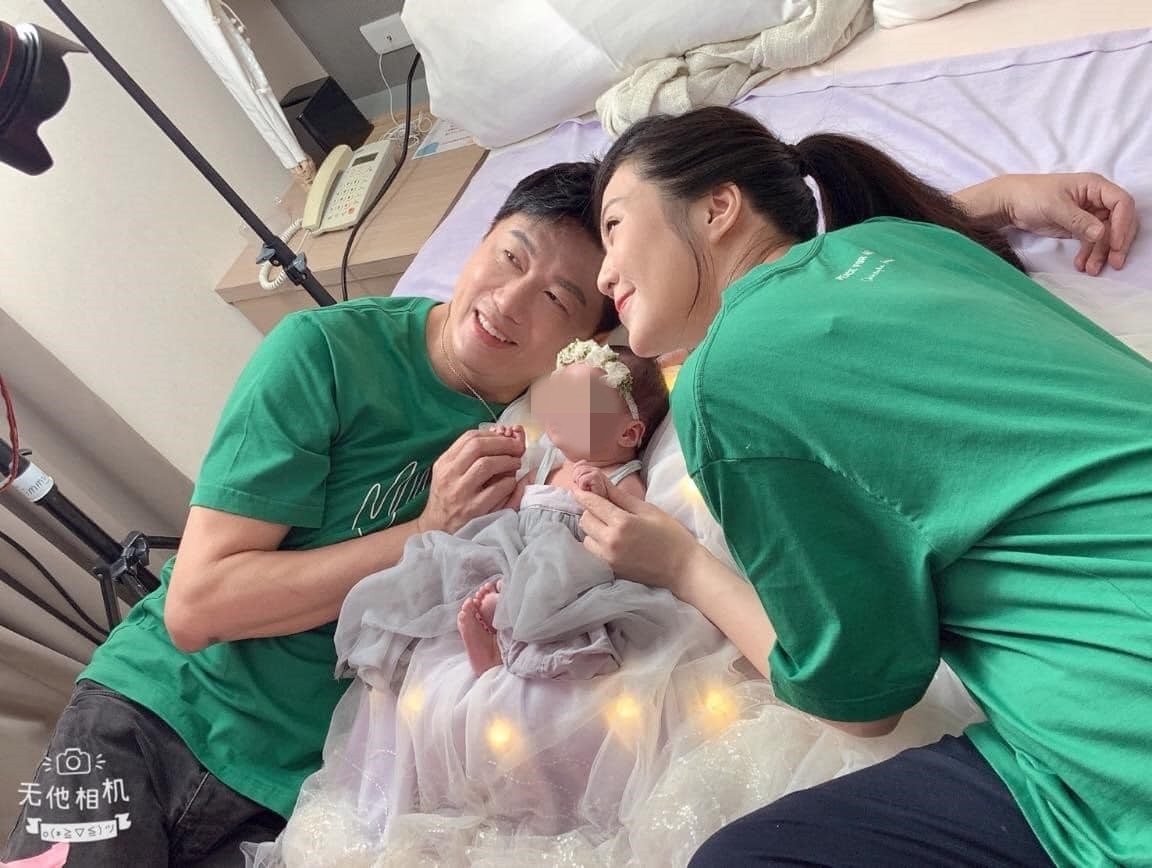 最甜蜜的負擔！49歲男星當爸一個月「驚傳戴上護腰」累到3天沒睡　卻甘之如飴「女兒一出生帶財」讓他笑開懷