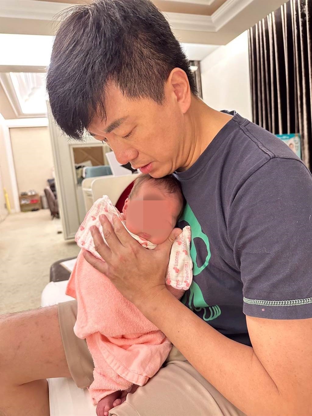 最甜蜜的負擔！49歲男星當爸一個月「驚傳戴上護腰」累到3天沒睡　卻甘之如飴「女兒一出生帶財」讓他笑開懷