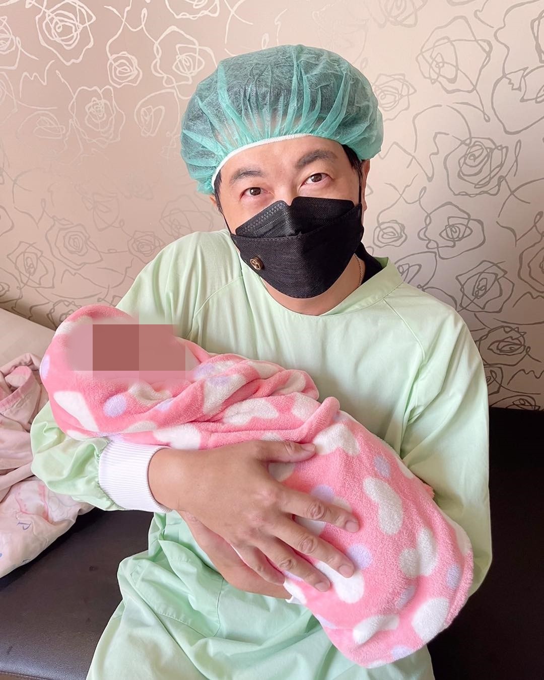 最甜蜜的負擔！49歲男星當爸一個月「驚傳戴上護腰」累到3天沒睡　卻甘之如飴「女兒一出生帶財」讓他笑開懷