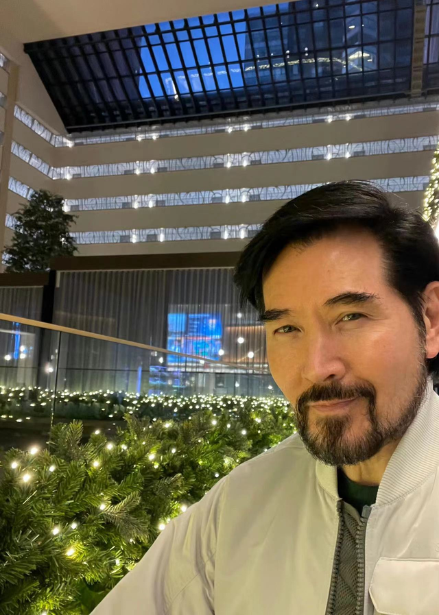 永遠的偶像62歲了！定居英國別墅「晚年歸於平淡」　「樂當二寶爸」媽媽從不催婚