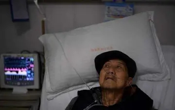 患癌需150萬手術費！3個兒子一致「放棄治療」父親也同意　轉身卻對醫生說「我說謊了」才知另有苦衷