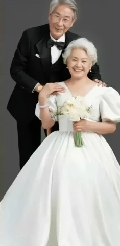 結婚一甲子依舊相守❤️他曬「祖父母60年前婚紗照」顏值超高　對比如今「自然歲月痕跡」網：超會保養