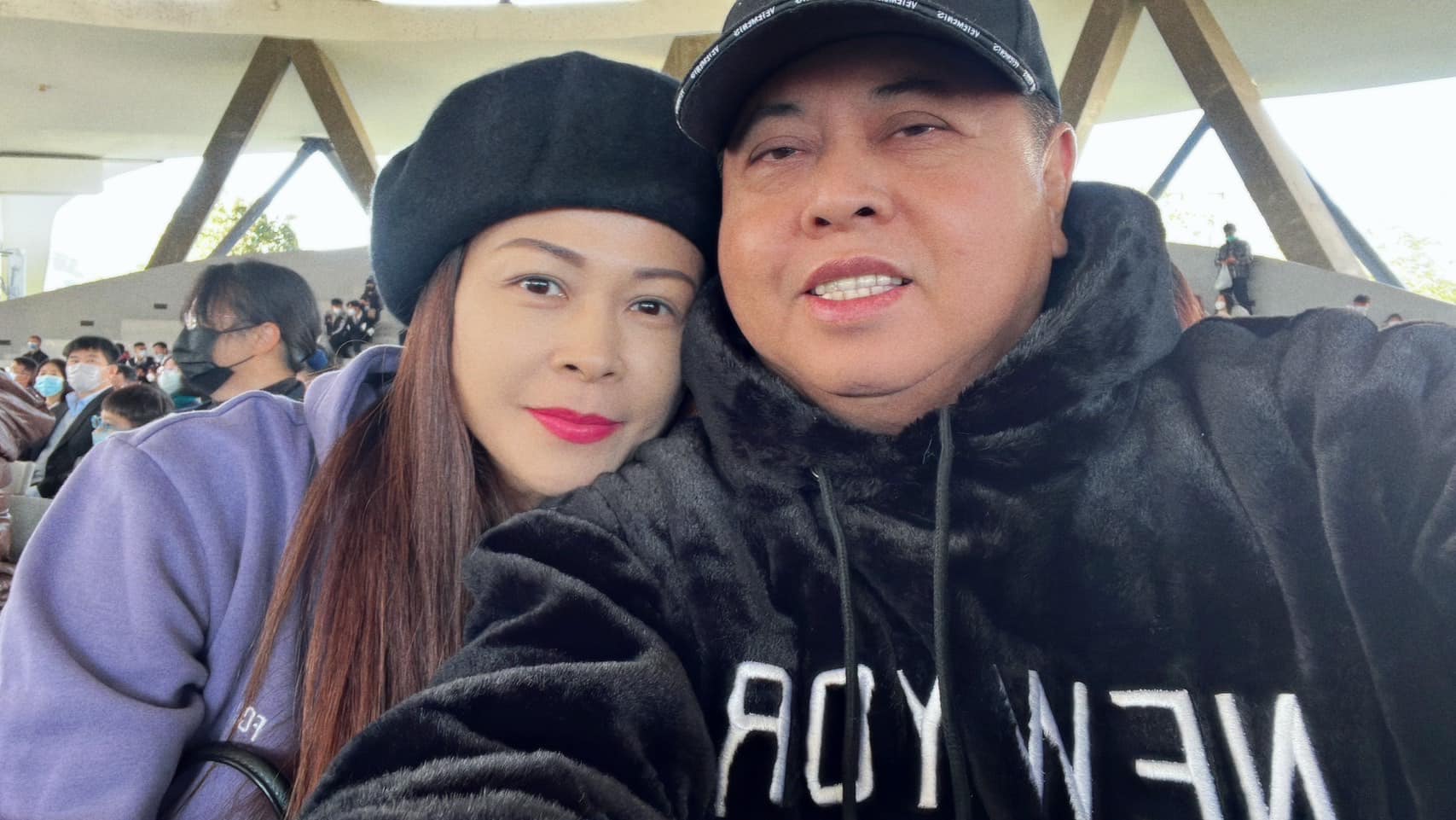 神似關之琳！黑面「小12歲嬌妻曝光」網驚豔：么兒也超帥　謝妻曾金援「霸氣買2棟透天」收服岳父母